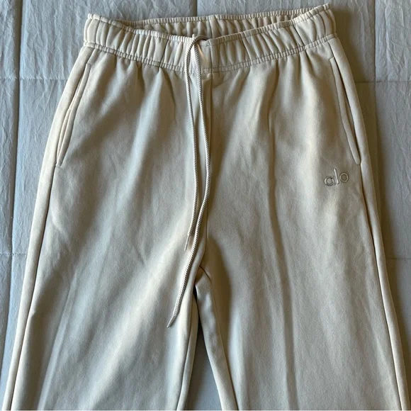 Alo Accolade Sweatpant in Oat Milk Size Medium Jogger - Picture 2 of 8